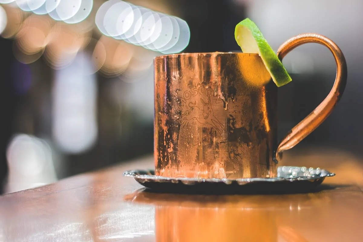 O drinque é servido nas canecas de cobre e feito com limão, vodca e refrigerante de gengibre O drinque é servido nas canecas de cobre e feito com limão, vodca e refrigerante de gengibre