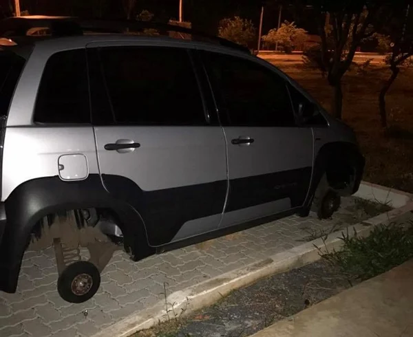 Em Águas Claras, bandidos roubam até as rodas dos carros