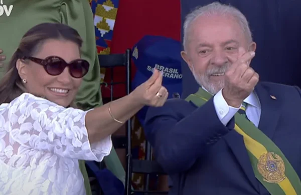 Imagem colorida da primeira-dama Janja Lula da Silva ao lado do presidente Luiz Inácio Lula da Silva (PT) - Metrópoles