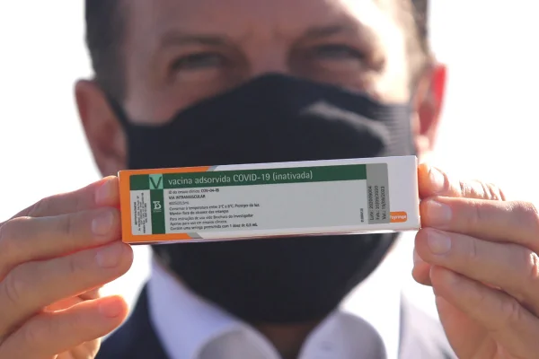 O Governador João Doria acompanha nesta sexta-feira (18) a chegada em São Paulo no aeroporto de Guarulhos, da terceira remessa da vacina Coronavac, desta vez num lote de 2 milhões de doses, enviados pela farmacêutica chinesa Sinovac Life Science