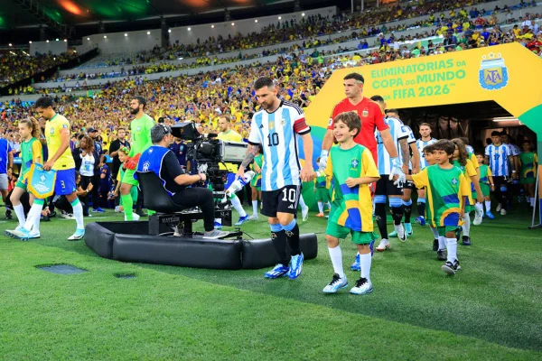 Imagem colorida das seleções de Brasil e Argentina