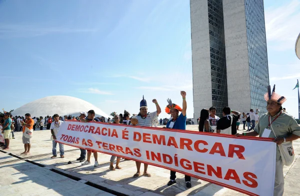 Índios fazem protesto pacífico sobre a cúpula do Congresso