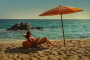 Todas as cenas de praia foram capturadas na Platja Boadella, uma enseada intocada localizada na Costa Brava, na Espanha