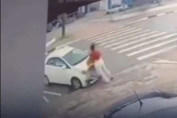 Homem é preso após morder peito de mulher em tentativa de roubo. Vídeo