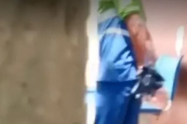 Vídeo: coletor de lixo diz que foi detido por cantar durante o serviço