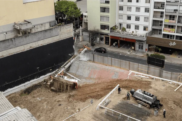 Imagem colorida de uma máquina perfuratriz caindo no meio de uma rua - Metrópoles
