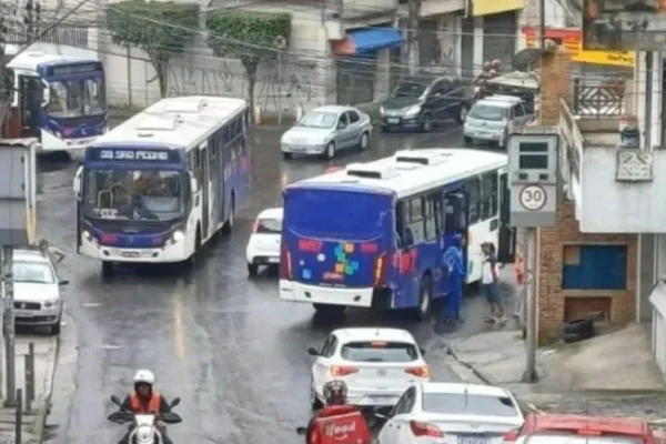 Imagem colorida mostra ônibus que perdeu o controle e acertou muro de casa no ABC - Metrópoles