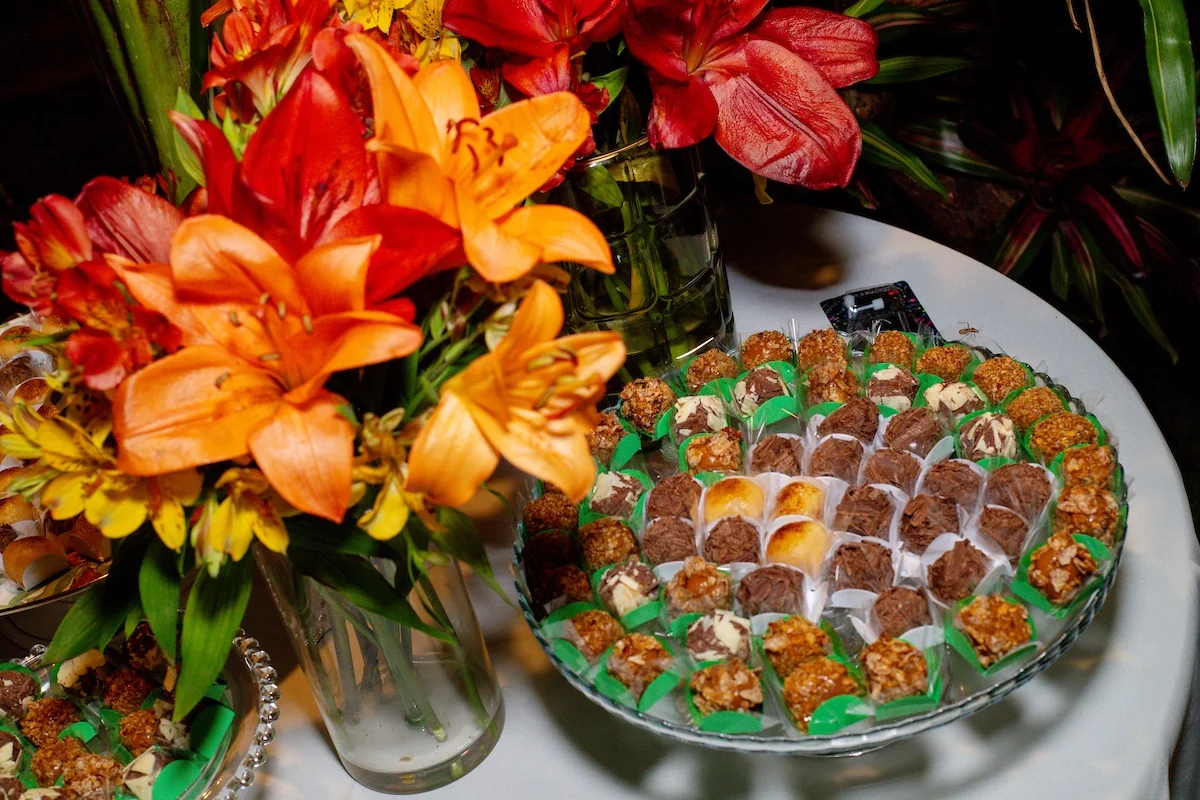 Mesa decorada com arranjos florais e doces Mesa decorada com arranjos florais e doces
