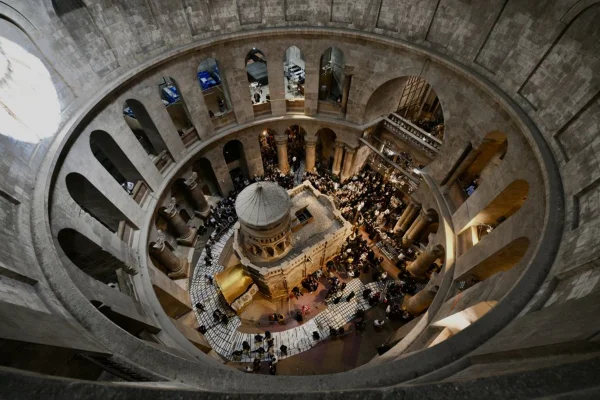 JERUSALÉM - 04 DE MAIO: Cristãos ortodoxos se reúnem para celebrar o Sábado Santo, também conhecido como Véspera de Páscoa, na Igreja do Santo Sepulcro em Jerusalém Oriental, onde acreditam que Jesus Cristo está enterrado, em 04 de maio de 2024. (Foto de Mostafa Alkharouf/Anadolu via Getty Images)