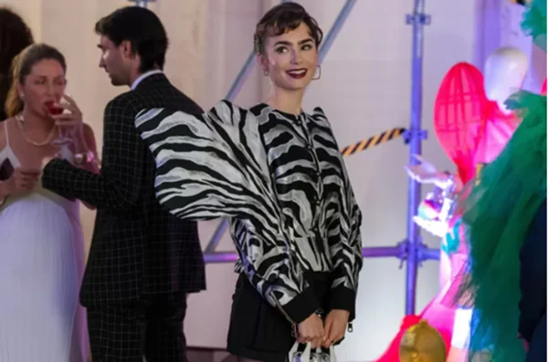 Na imagem com cor, Emily in Paris em cena da série - Metrópoles