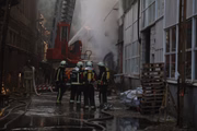 Bombeiros atuam após ataque da Rússia contra Ucrânia