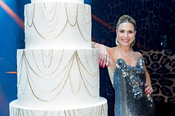 Alessandra Alves comemora 50 anos em festa emblemática