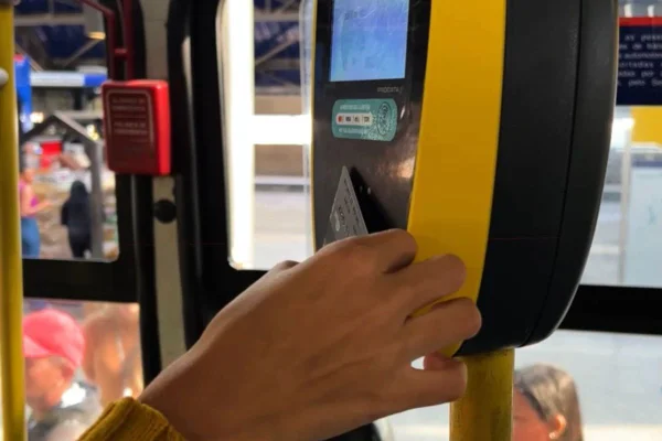 Imagem colorida mostra catraca de ônibus. Tarifa aumentou 6% em 2026. Metrópoles