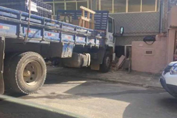 MG: caminhão desgovernado invade imóvel em Juiz de Fora e fere dois