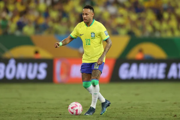 Imagem colorida de Neymar dentro de campo - Metrópoles