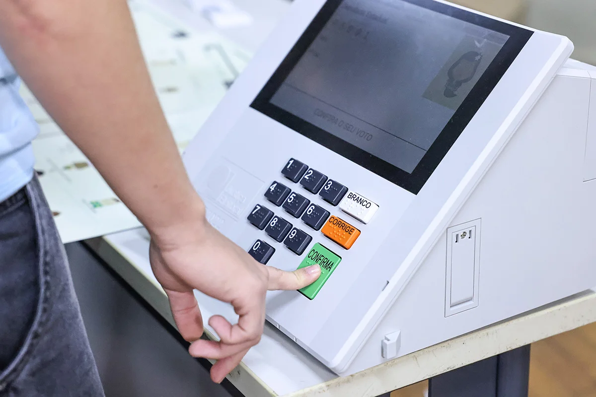 Mais de 158 milhões de brasileiros vão às urnas para decidir futuro do país