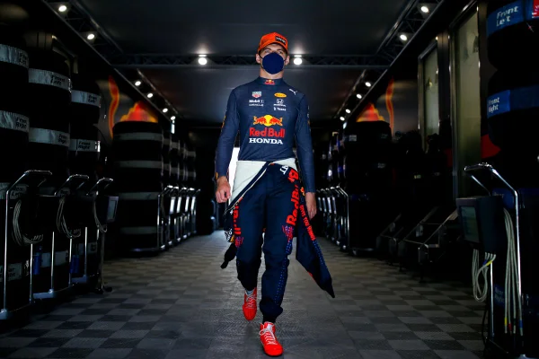 Verstappen lidera segundo treino livre e é o mais rápido do dia; Hamilton é 4º