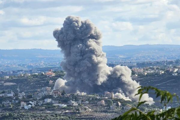 A fumaça sobe depois que um ataque aéreo israelense atingiu Tiro, no sul do Líbano