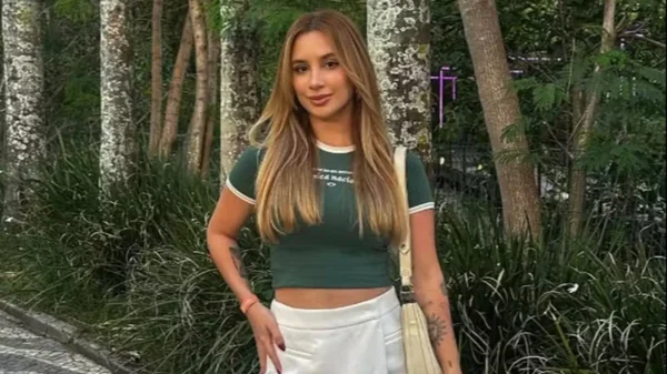 mulher loira sorrindo