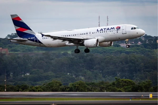 Imagem colorida mostra avião da Latam - Metrpopoles