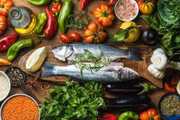 <b>Dieta Mediterrânea –</b> Baseada em alimentos frescos, escolhidos conforme a estação do ano, e naturais, é interessante por permitir consumo moderado de vinho, leite e queijo. O cardápio é tradicional na Itália, Grécia e Espanha, usa bastante peixe e azeite, e, desde 2010, é considerado patrimônio imaterial da humanidade. Além de ajudar a perder peso, diminui o risco de doenças cardiovasculares