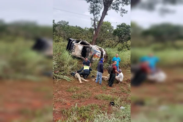 Vídeo: carro da PMDF capota na divisa com GO e deixa 2 policiais feridos