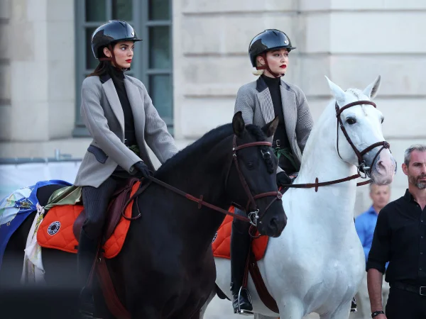 Imagem colorida de Gigi Hadid e Kendall