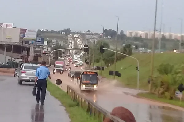 Chuva forte causa acidentes, alaga vias e trava trânsito na EPTG