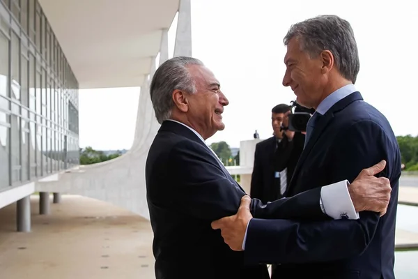 Temer cumprimenta publicamente Macri por reforma da Previdência