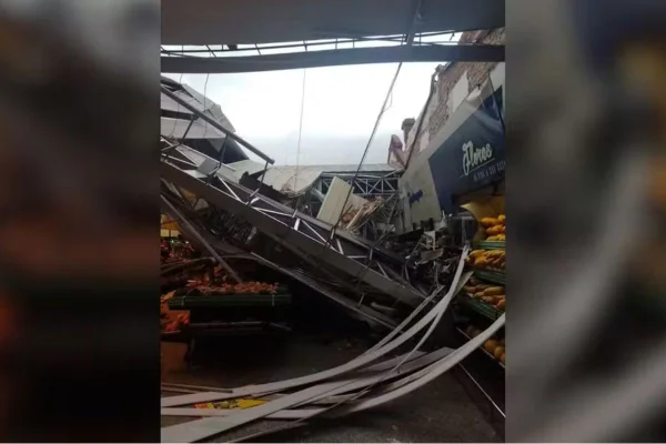 Cinco vítimas foram retiradas dos escombros após teto de supermercado ter desabado. O acidente aconteceu durante um temporal na cidade - Metrópoles