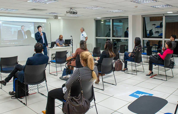 Foto colorida de sala de aula