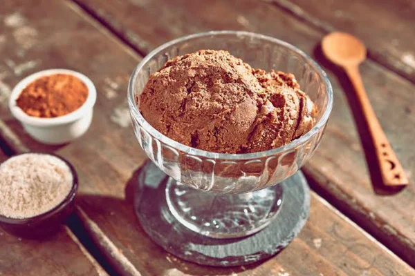 Refresque-se com um cremoso sorvete vegano de chocolate