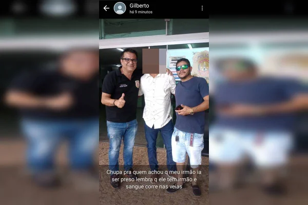 Homem tenta matar mulher e irmão debocha em foto com delegado: “Chupa”
