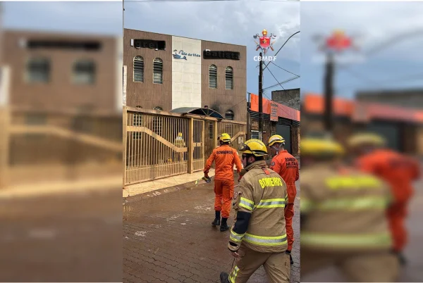 Imagem mostra igreja e vários bombeiros de laranja - Metrópoles