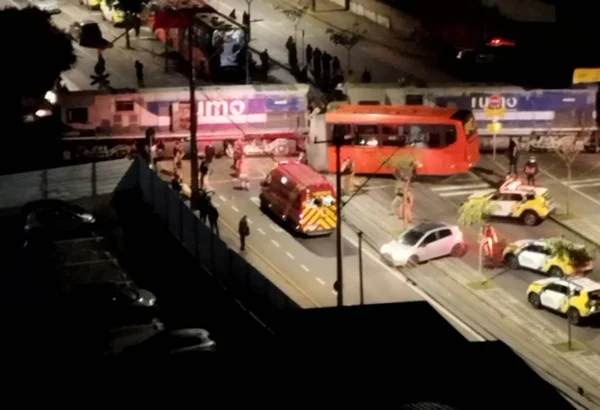 Paraná: ônibus parte ao meio após bater contra trem; 11 ficam feridos