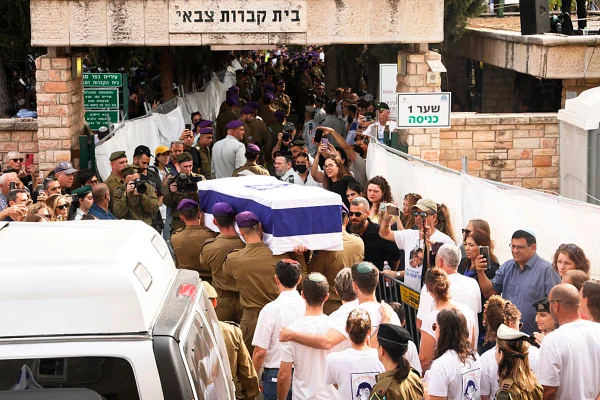 Imagem colorida de população israelense em funeral