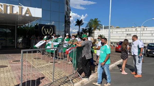 Palmeirenses não pedirão autógrafo a Weverton em Brasília: “Pra não pegar Covid”