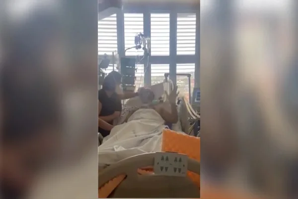 homem recebe serenata de esposa