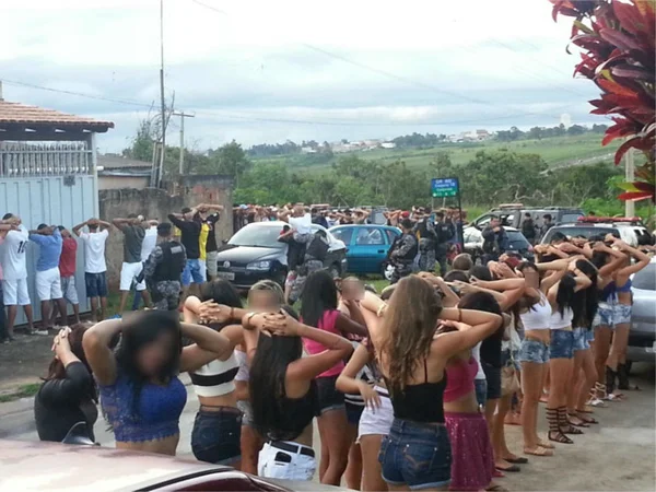 Festa de tio e sobrinho em Samambaia termina em baculejo de 300 pessoas. PM apreende arma, drogas e carros