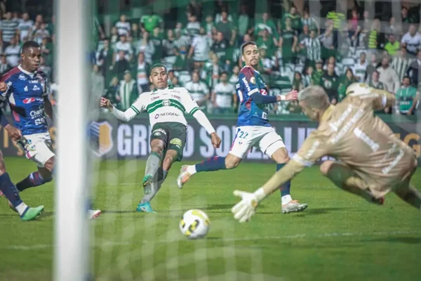 Foto colorida do jogo entre Coritiba e Fortaleza