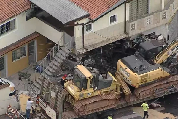carreta caieiras acidente imóvel colide feridos