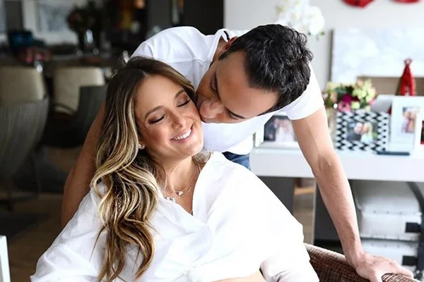 Ticiane e Cesar Tralli mostram pela 1ª vez o rostinho de Manuella