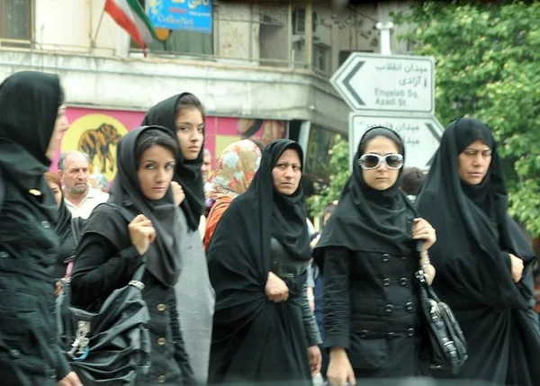 Iraniana é condenada a um ano de prisão por tirar o véu em público
