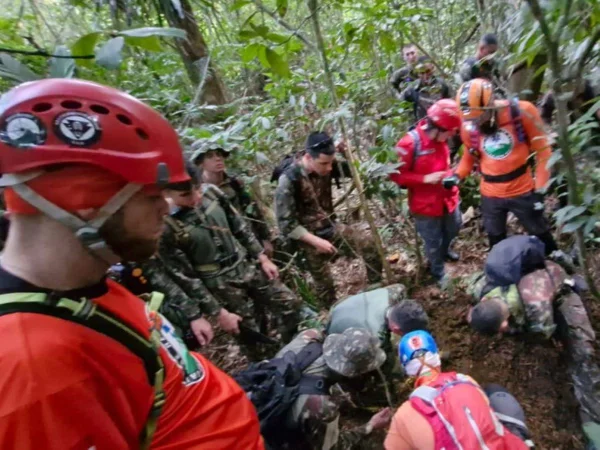 Foto colorida de equipes de resgate - Metrópoles