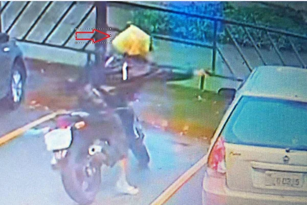 Fotografia colorida mostra o momento em que homem assassina o outro em Muriaé (MG)