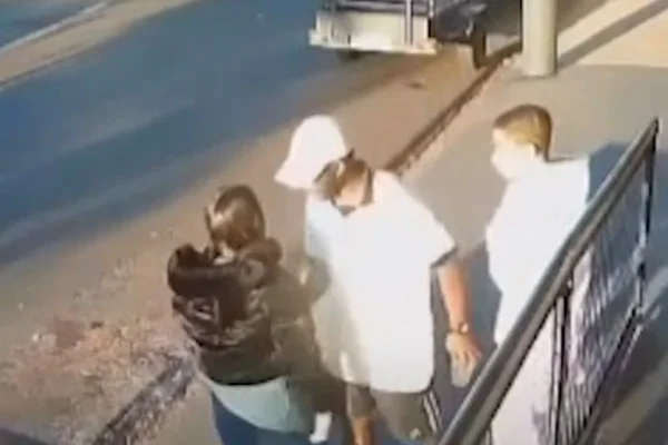 Imagem colorida de homem abordando estudante de 12 anos. Metrópoles
