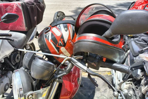 Imagem mostra motos em SP - Metrópoles