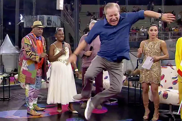 Chico Pinheiro pula na transmissão do Carnaval de SP na Globo