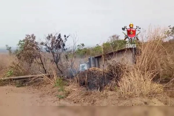 Caminhão bate em poste, tomba e pega fogo em via do Gama