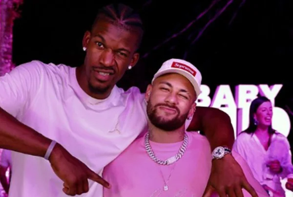 Imagem colorida de Jimmy Butler ao lado de Neymar - Metrópoles